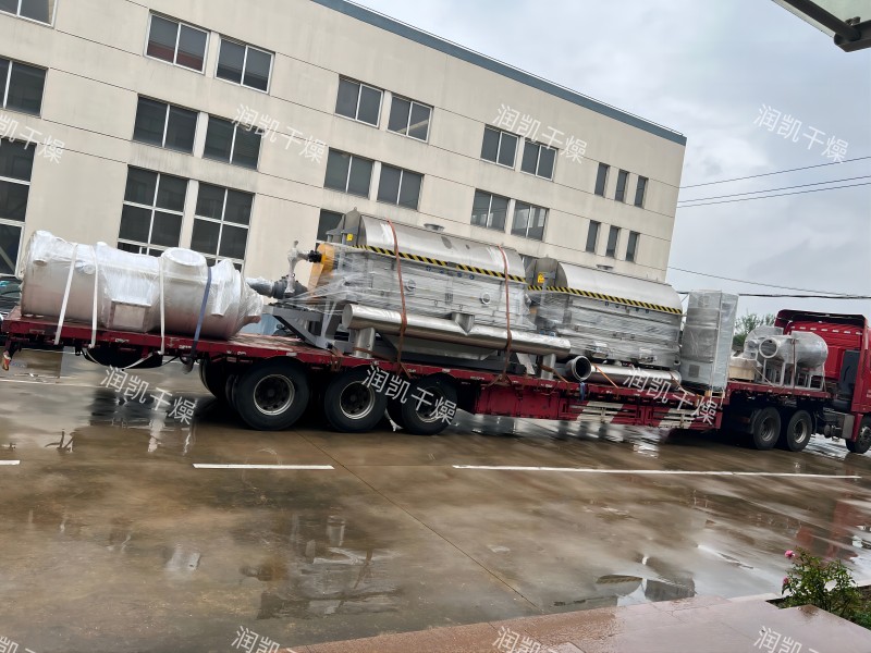 下雨也阻挡不了我们发货的脚步-江苏某上市企业订购的4套滚筒干燥机发货