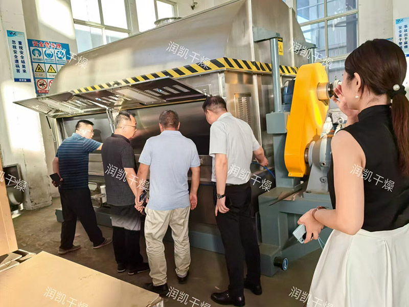 炽热的天气也阻挡不了客户考察的脚步--钢厂定制的废水处理设备顺利发货