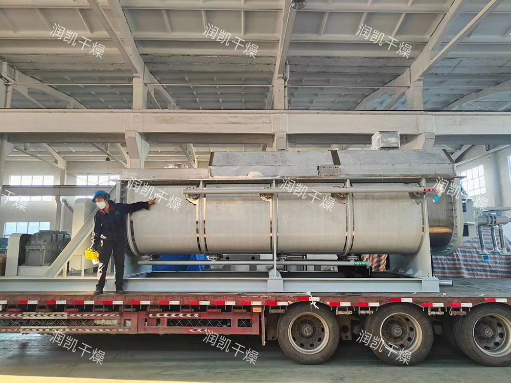 山东某环保公司订购的桨叶干燥机如期交付至项目现场